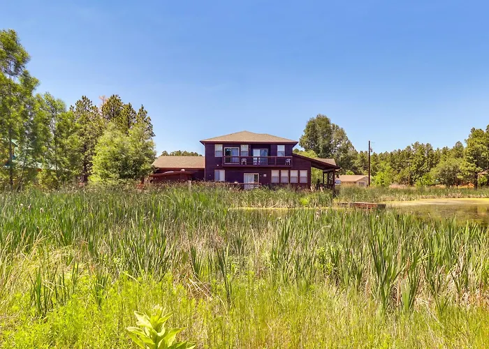 Pond Access & Private Dock: Lakeside Holiday home *