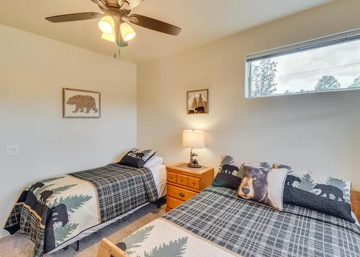 Holiday home Pond Access & Private Dock: Lakeside