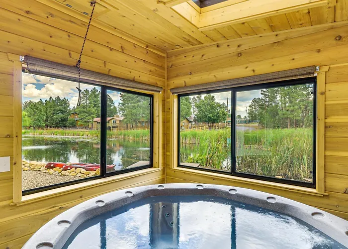 Pond Access & Private Dock: Lakeside Holiday home
